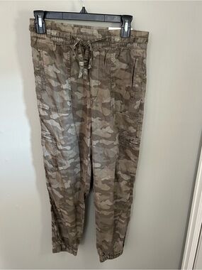 Women’s Camo Utility Jogger Pants - Olive Camo. American Eagle S NWT